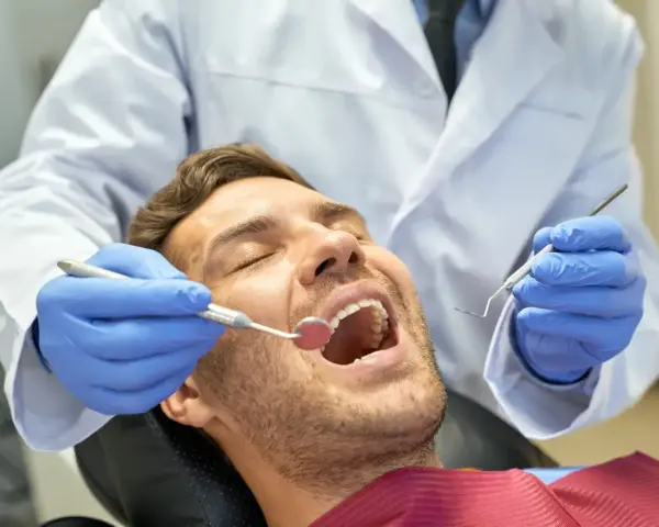 Ból dziąsła przy zębie? Natychmiastowa ulga i sygnały do dentysty