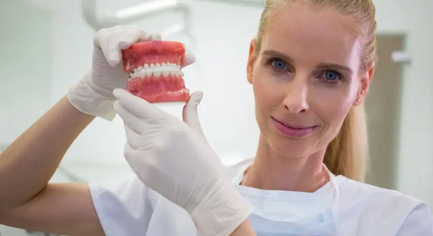 Ile zarabia dentysta? Mediana, specjalizacje, własny gabinet
