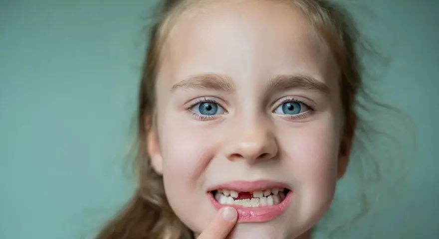 Wypadanie zębów mlecznych: Kiedy dentysta, a kiedy spokój rodzica?