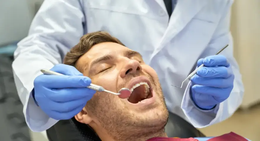 Ból dziąsła przy zębie? Natychmiastowa ulga i sygnały do dentysty
