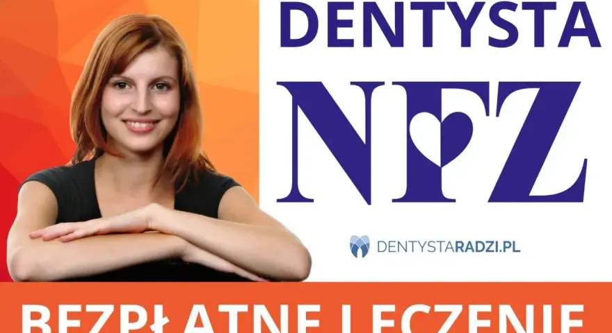 Uśmiechnięta kobieta obok logo NFZ. Dowiedz się, co jest refundowane u dentysty i skorzystaj z bezpłatnego leczenia.
