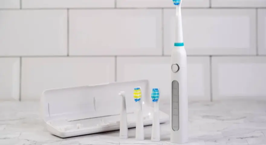 Mycie zębów szczoteczką soniczną: Opanuj technikę dla zdrowia!
