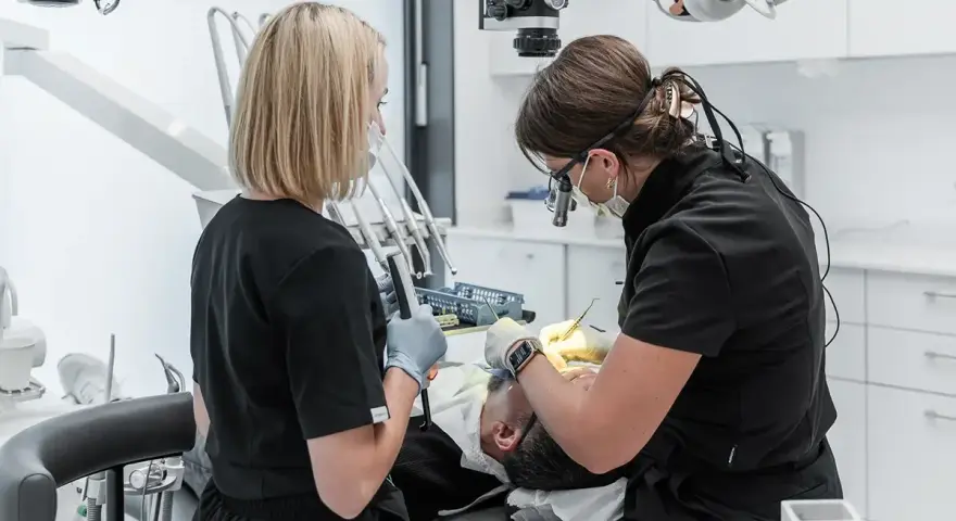 Kiedy jeść po znieczuleniu zęba? Bezpieczny powrót do diety krok po kroku