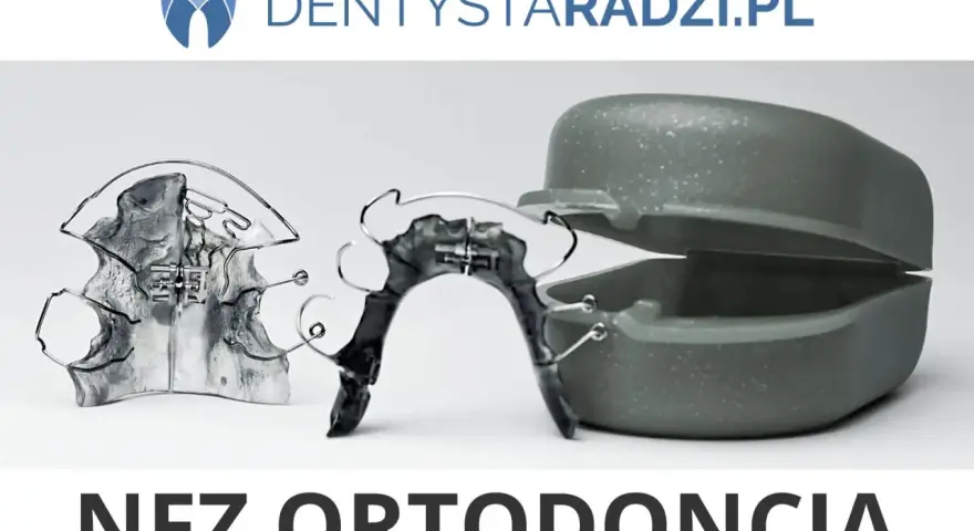 Aparat estetyczny ortodontyczny i jego pudełko. NFZ ortodoncja.