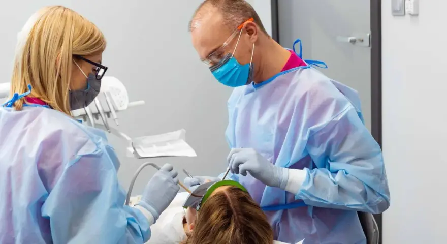 Kiedy do dentysty w ciąży? Bezpieczne leczenie zębów dla mamy i dziecka