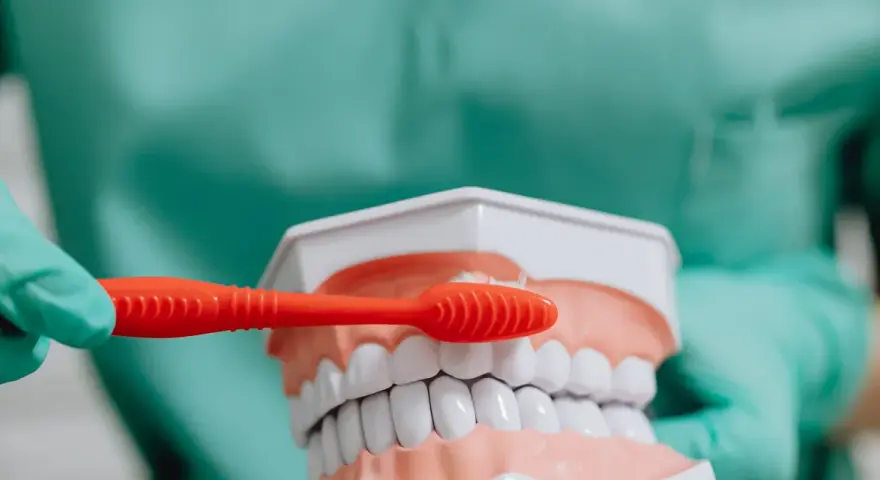 Prywatny dentysta a L4: Tak! Liczy się ZUS, nie umowa z NFZ